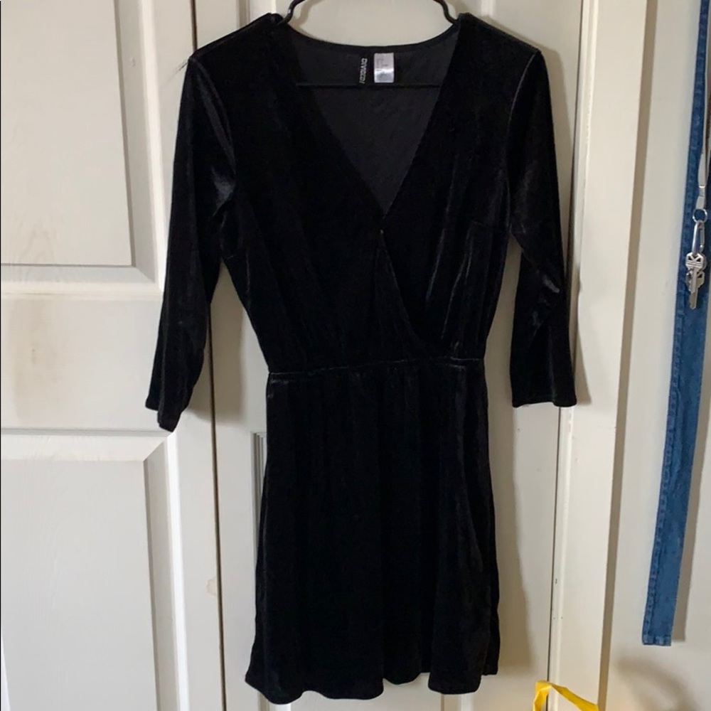 Black velvet mid sleeve dress